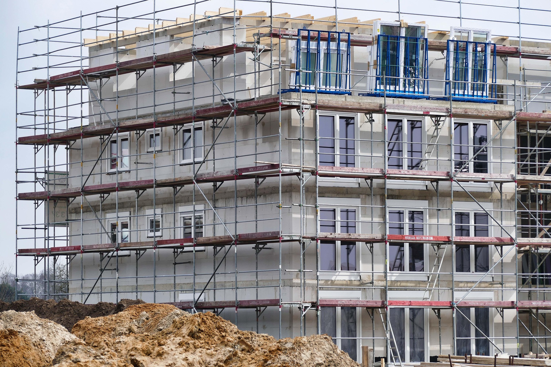 TECHNOLOGY TRENDS IN CONSTRUCTING A BUILDING