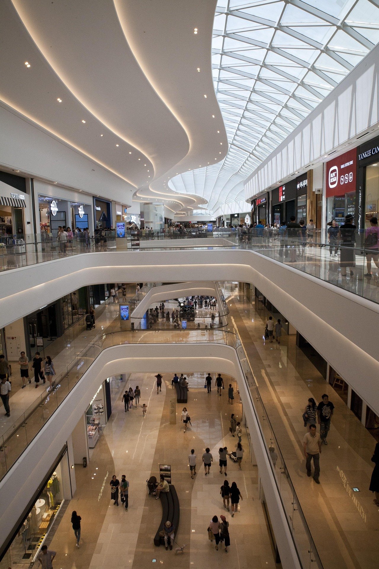 Shopping Mall vs. Online Business: Why Technology-Powered Malls Are Winning in 2026